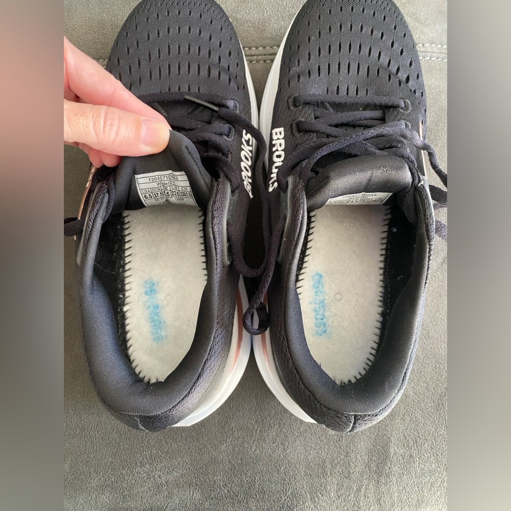 Brooks Ghost Max 3 women’s black and peach shoe 6.5 W - Picture 5 of 12